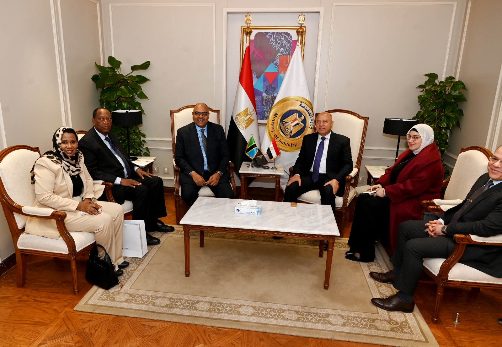 وزير النقل يبحث مع وزيري الخارجية والإعلام والثقافة والرياضة بتنزانيا إطلاق مشروعات استراتيجية مشتركة