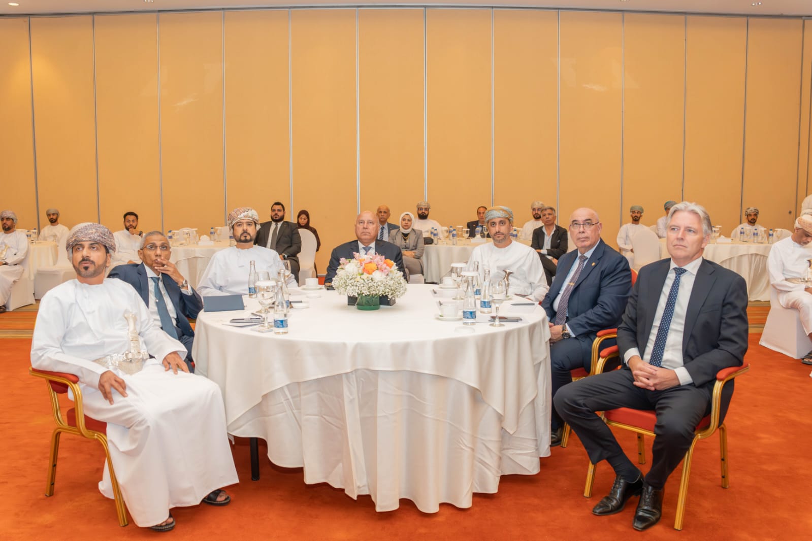 وزير الصناعة والنقل يزور ميناء صحار والمنطقة الحرة للتعرف على القدرات التصنيعية بالمنطقة ومقومات ولوجستيات الميناء