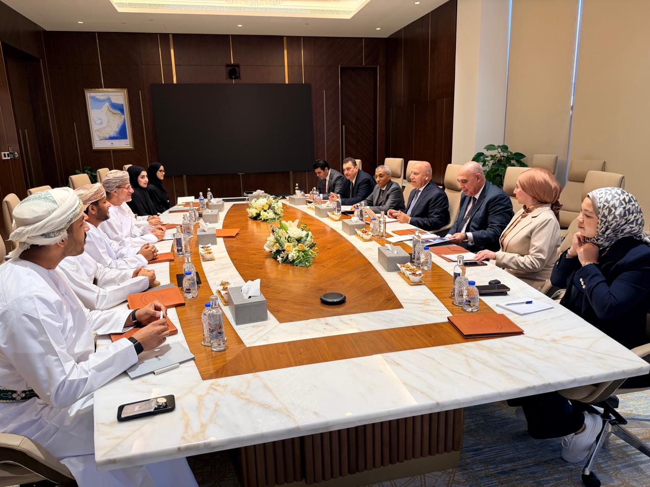 وزير الصناعة يبحث مع رئيس هيئة المناطق الاقتصادية الخاصة ورئيس جهاز الاستثمار العماني التعاون في إدارة المناطق الصناعية والمناطق الحرة المشتركة