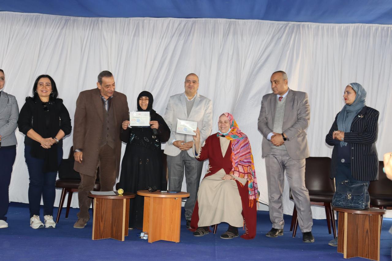 التضامن الاجتماعي.. برنامج " لا أمية مع تكافل" يسلم 100 شهادة محو أمية للمستفيدين بالمناطق المطورة
