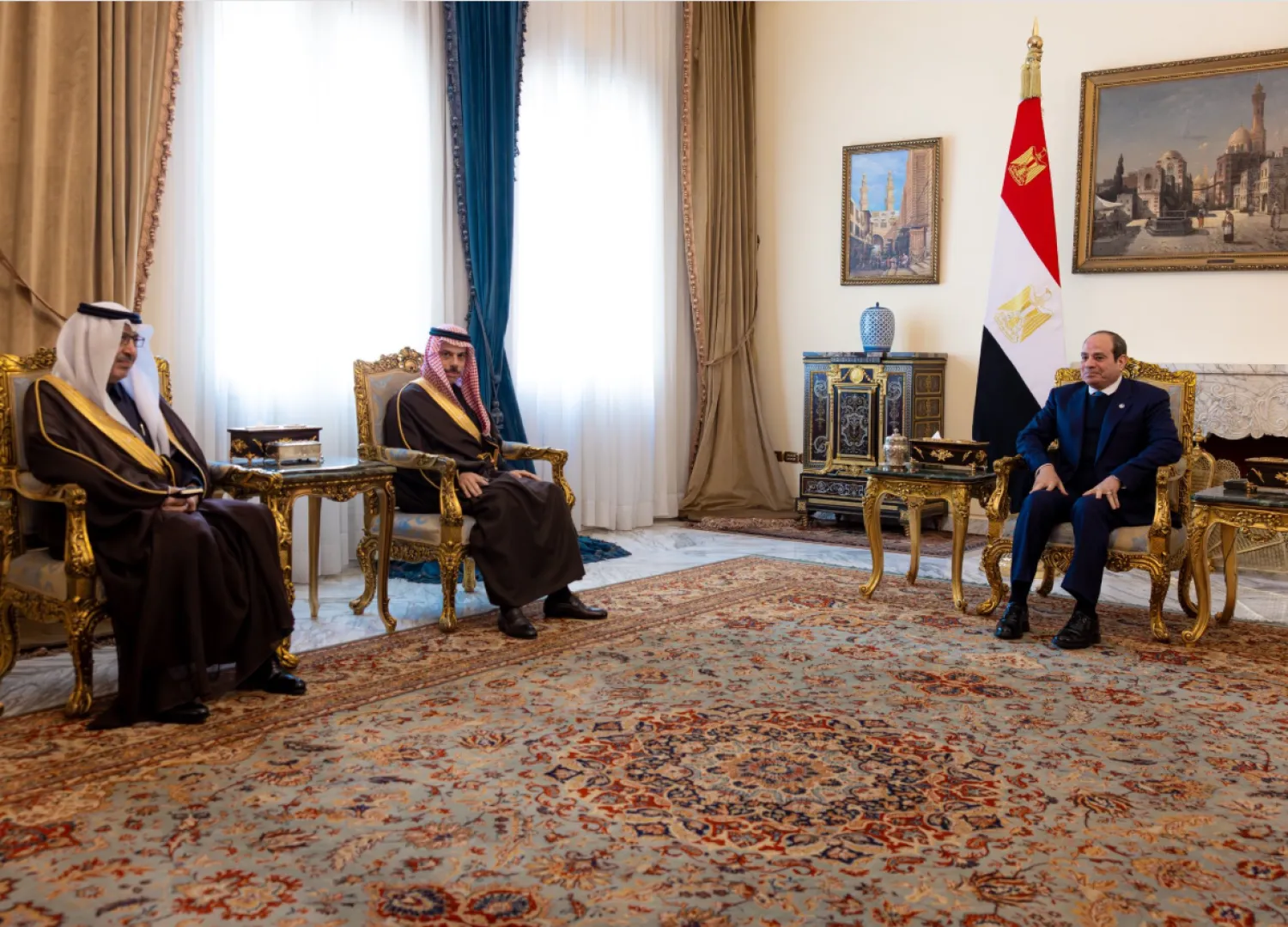 الرئيس السيسي يؤكد تطابق الرؤى المصرية-السعودية حول قضايا المنطقة ويثمن جهود المملكة في دعم الاستقرار والحوار الإقليمي