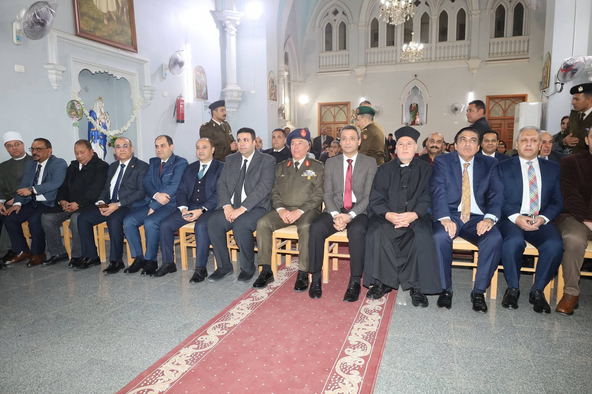 كنيسة الراعي الصالح بالسويس تستقبل السيد المحافظ وقائد الجيش الثالث الميداني ومدير الأمن للتهنئة بعيد الميلاد المجيد
