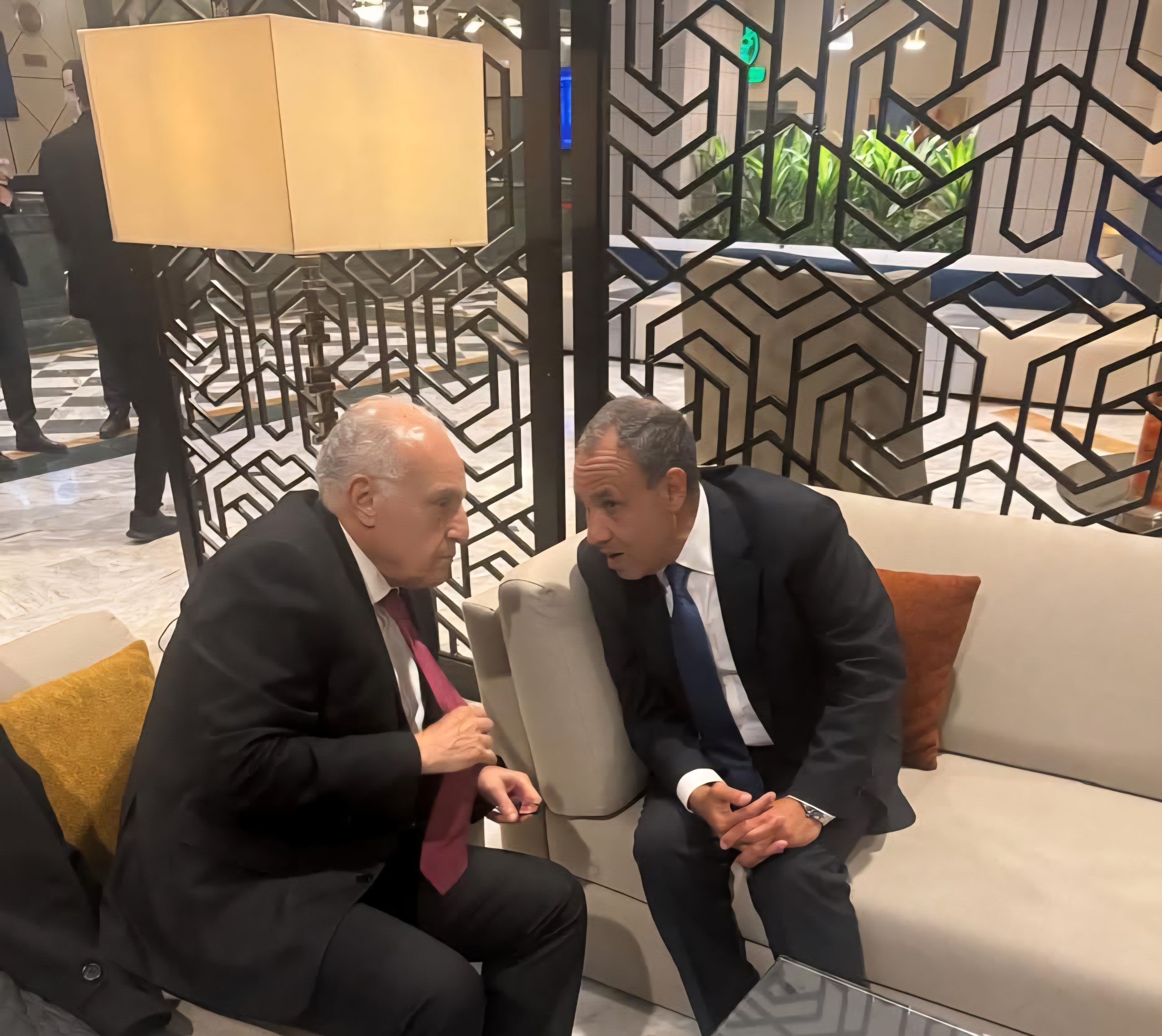وزير الخارجية يجري مباحثات مع نظيره الجزائري حول تعزيز العلاقات الثنائية والقضايا الإقليمية