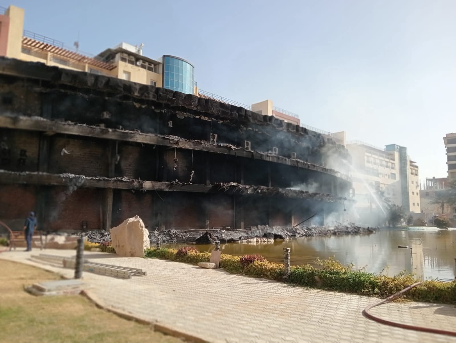 ارتفاع مصابي حريق ماركت شهير بالساحل الشمالي إلى 23 شخصًا وإرسال 4 سيارات إطفاء للسيطرة