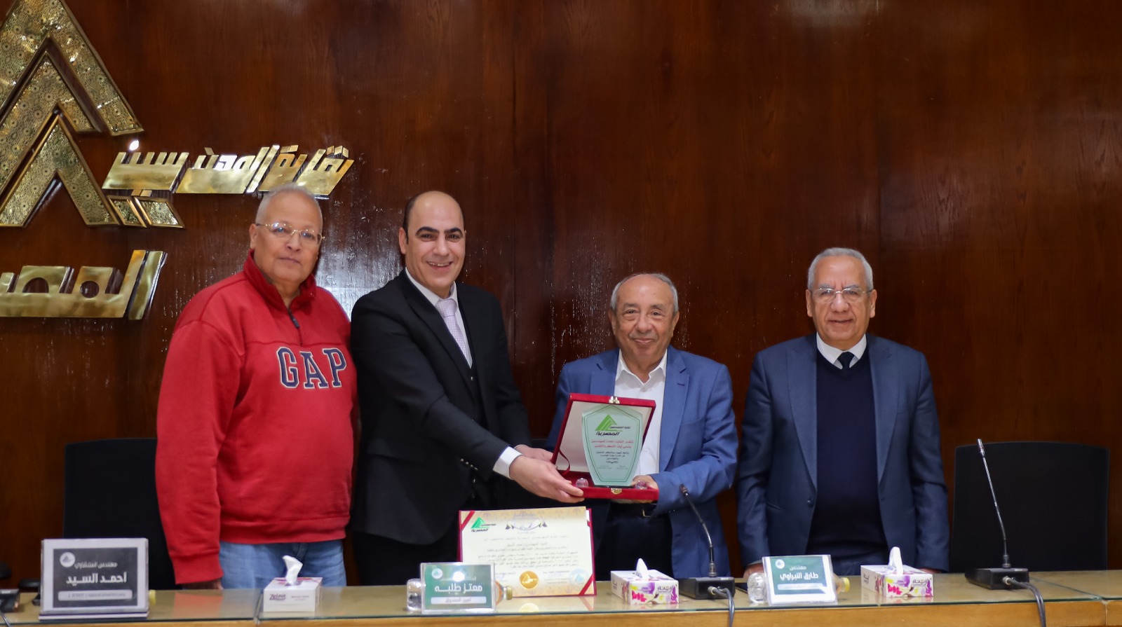 نقيب المهندسين والأمين العام وأمين الصندوق يكرمون الكوادر الإدارية والفنية المتعاونة في تنظيم برنامج PMP 