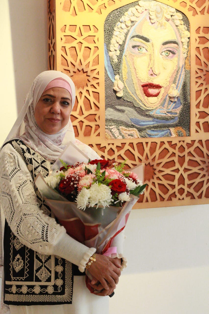 د. أمل أبوزيد: لوحات "المرأة والقنارية" حالة فنية ترمز للأمان والانتظار و القوة الصامتة