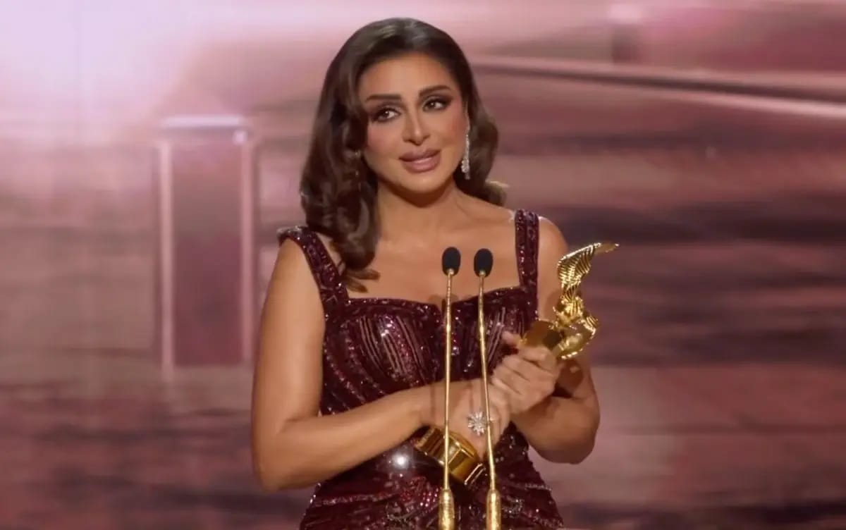 فوزت المطربة أنغام بجائزة الفنانة المفضلة بحفل Joy Awards