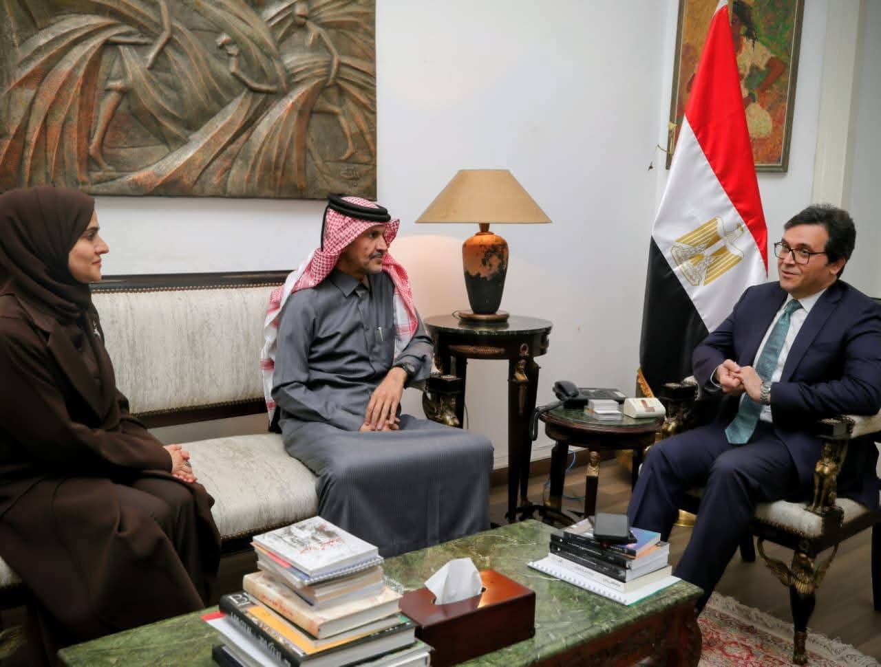 وزير الثقافة يلتقي سفير قطر بالقاهرة لتعزيز التعاون الثقافي وبحث استعدادات العام الثقافي المصري القطري