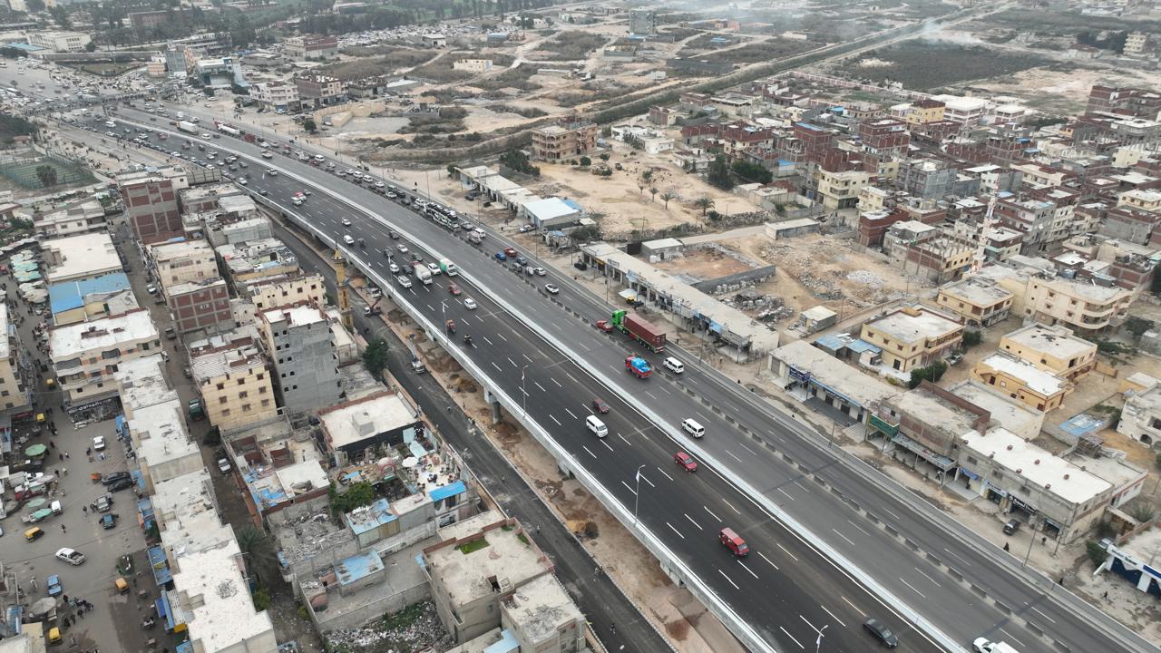 بدء التشغيل التجريبي لمشروع توسعة ورفع مناسيب كوبري العامرية المتقاطع مع مسار القطار الكهربائي السريع اليوم