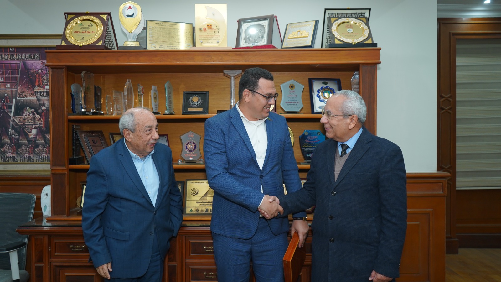 نقيب المهندسين والأمين العام يُكرِّمان أمين شعبة الهندسة الميكانيكية على إسهاماته في العمل النقابي