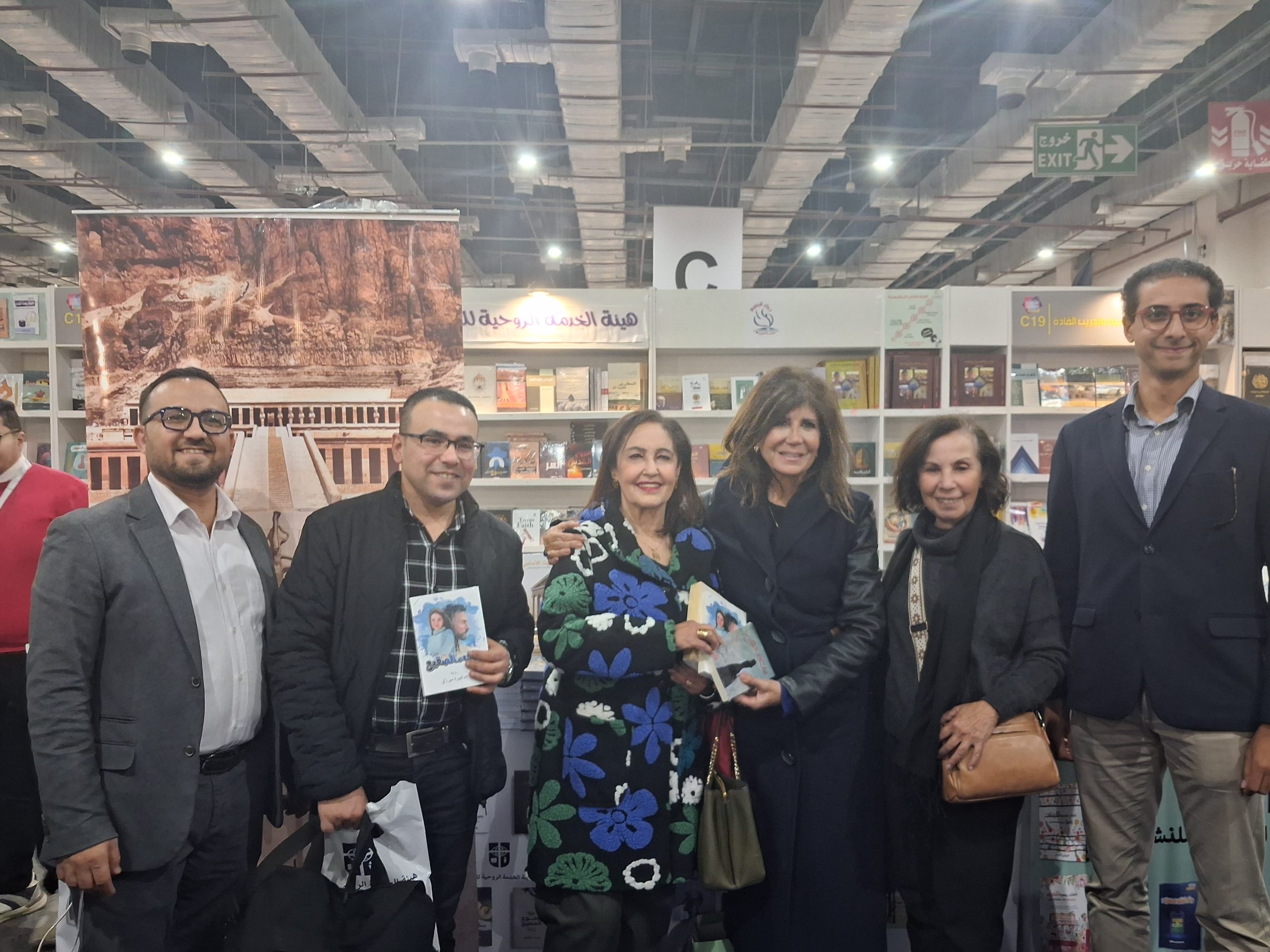 من معرض القاهرة الدولي للكتاب.. الدكتورة منى زكي في لقاء مفتوح مع قراء رواياتها
