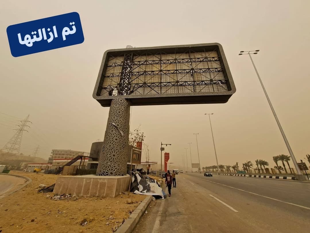 قبل سقوطهم بسبب الرياح.. إزالة 3 لوحات إعلانية واستعدال عمود إنارة بالجيزة