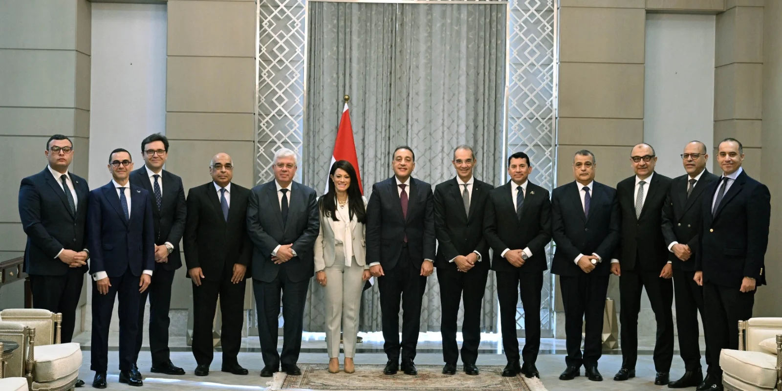 مصطفى مدبولى يُكرم الوزراء السابقين بحضور الوزراء الجدد