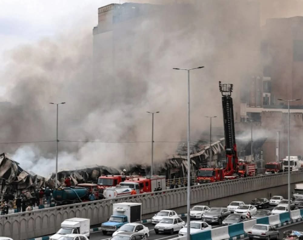 حريق ضخم يلتهم سوقًا شعبيًا في غرب طهران والدخان يغطي أجزاء واسعة من العاصمة