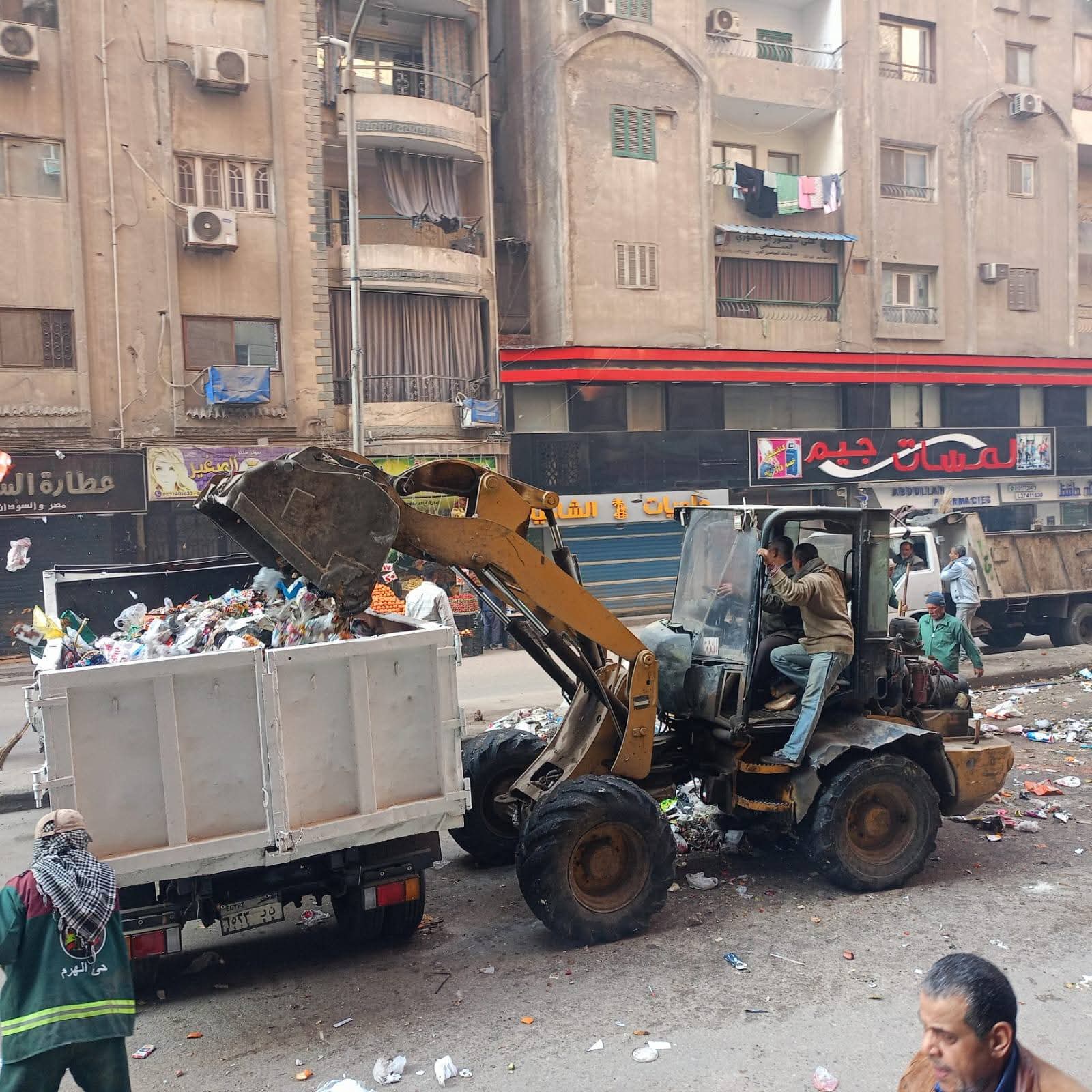 محافظة الجيزة تزيل أكبر بؤرة «فريزة» بشارع عمرو بن العاص بفيصل وحملات نظافة مكبرة بشارع كعبيش