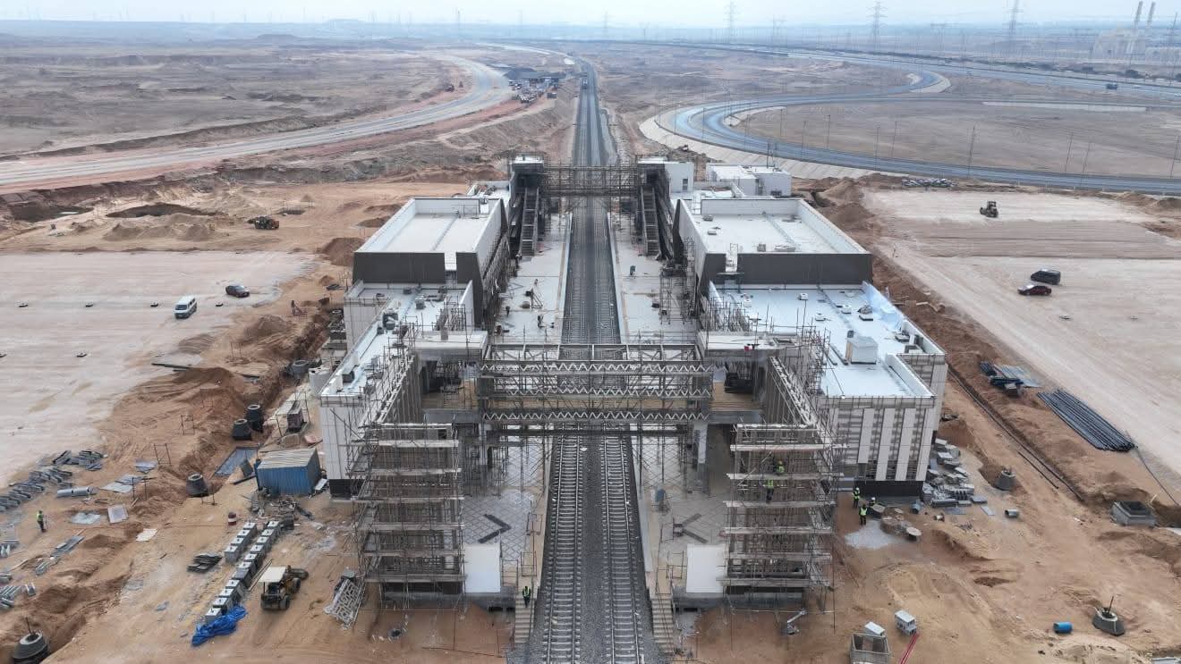 أعمال تنفيذ وتشطيب المحطات وتركيب القضبان بالمرحلة الثالثة من القطار الكهربائي الخفيف LRT