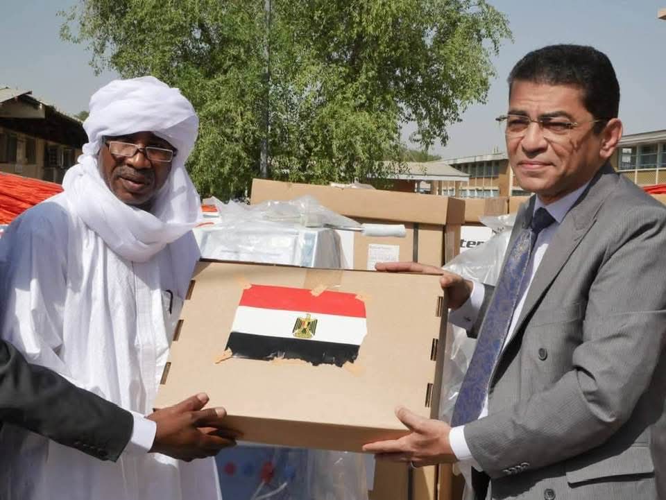السفير المصري يسلم وزير الصحة والوقاية التشادي منحة مصرية مكونة من ١٠ آلات لغسيل الكلى 
