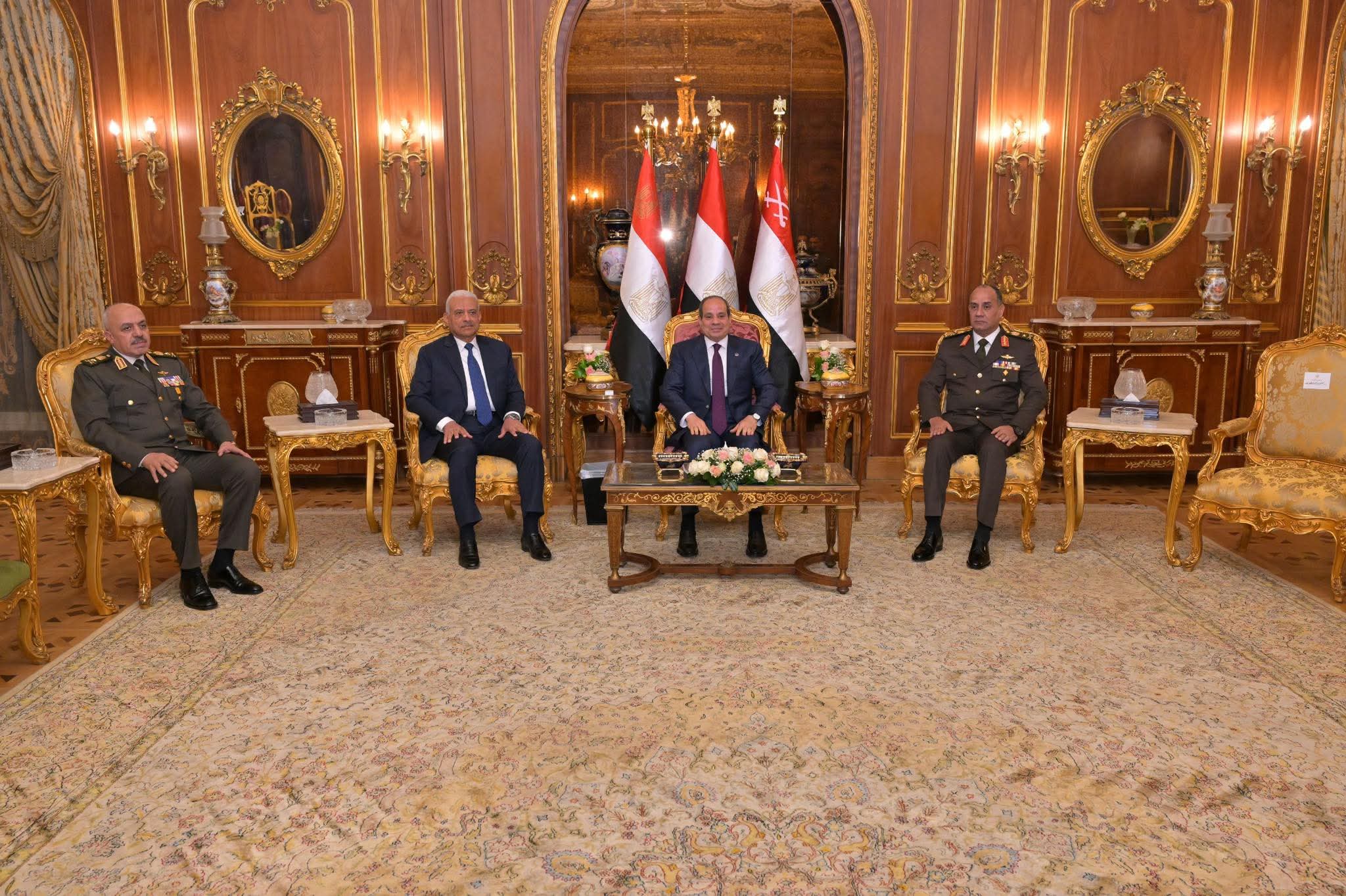 الرئيس السيسي يكرم الفريق أول عبد المجيد صقر ويمنحه نوط الجمهورية ويُعينه مساعدًا لرئيس الجمهورية