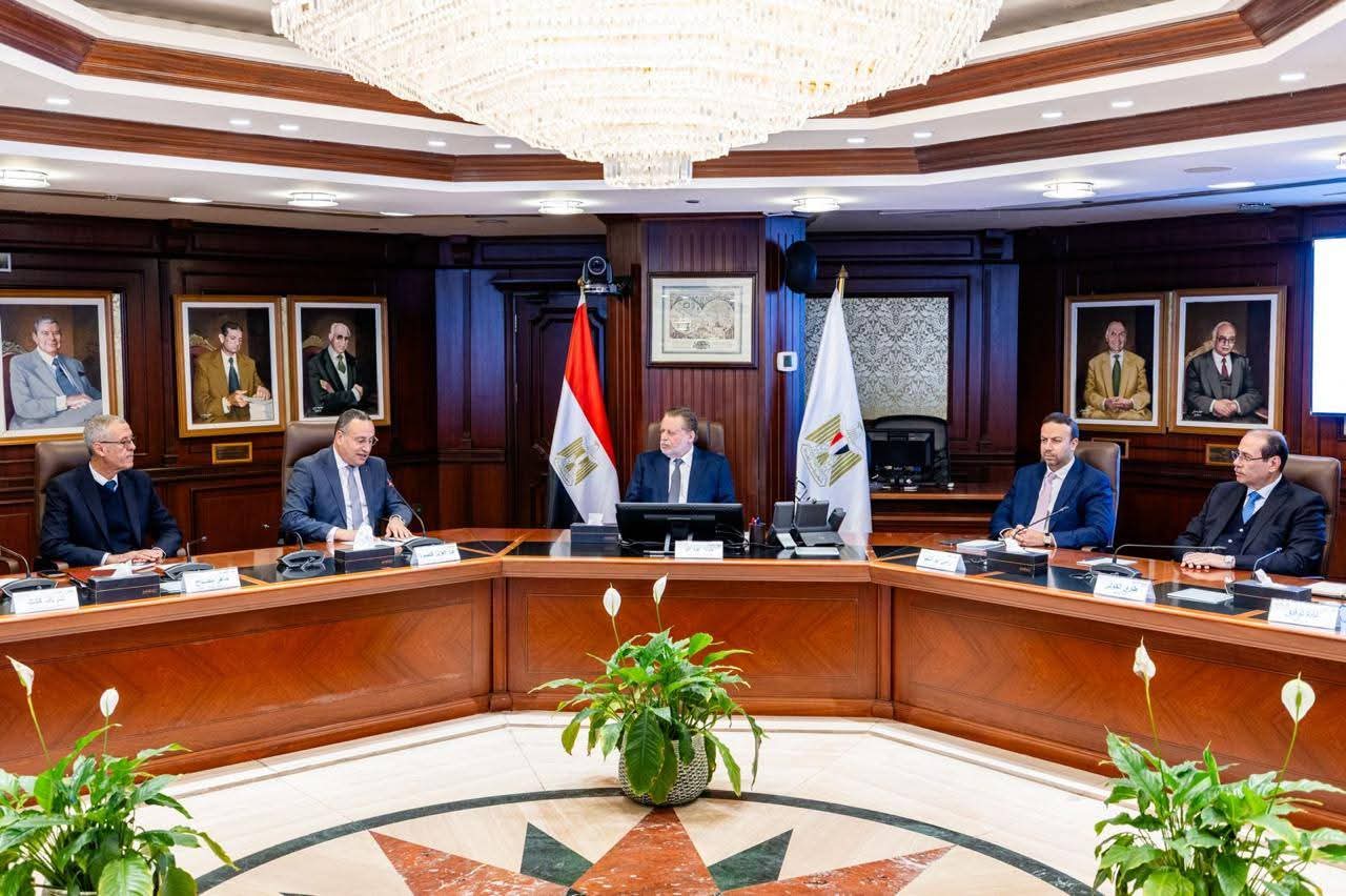 محافظ البنك المركزي يلتقي وزير التعليم العالي لتعزيز التعاون في دعم الطلاب المتميزين