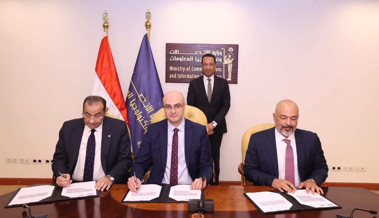 وزير الاتصالات يشهد توقيع عدد من الاتفاقيات التجارية بين الشركة المصرية للاتصالات وشركة إي آند مصر والجهاز القومي لتنظيم الاتصالات