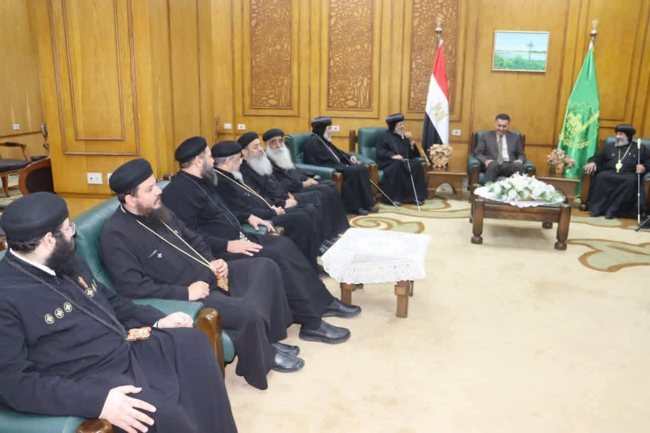 أصحاب النيافة الأنبا نوفير والأنبا مرقس والأنبا مكسيموس والأنبا صليب يهنئون معالي محافظ القليوبية الجديد بتوليه مهام منصبه