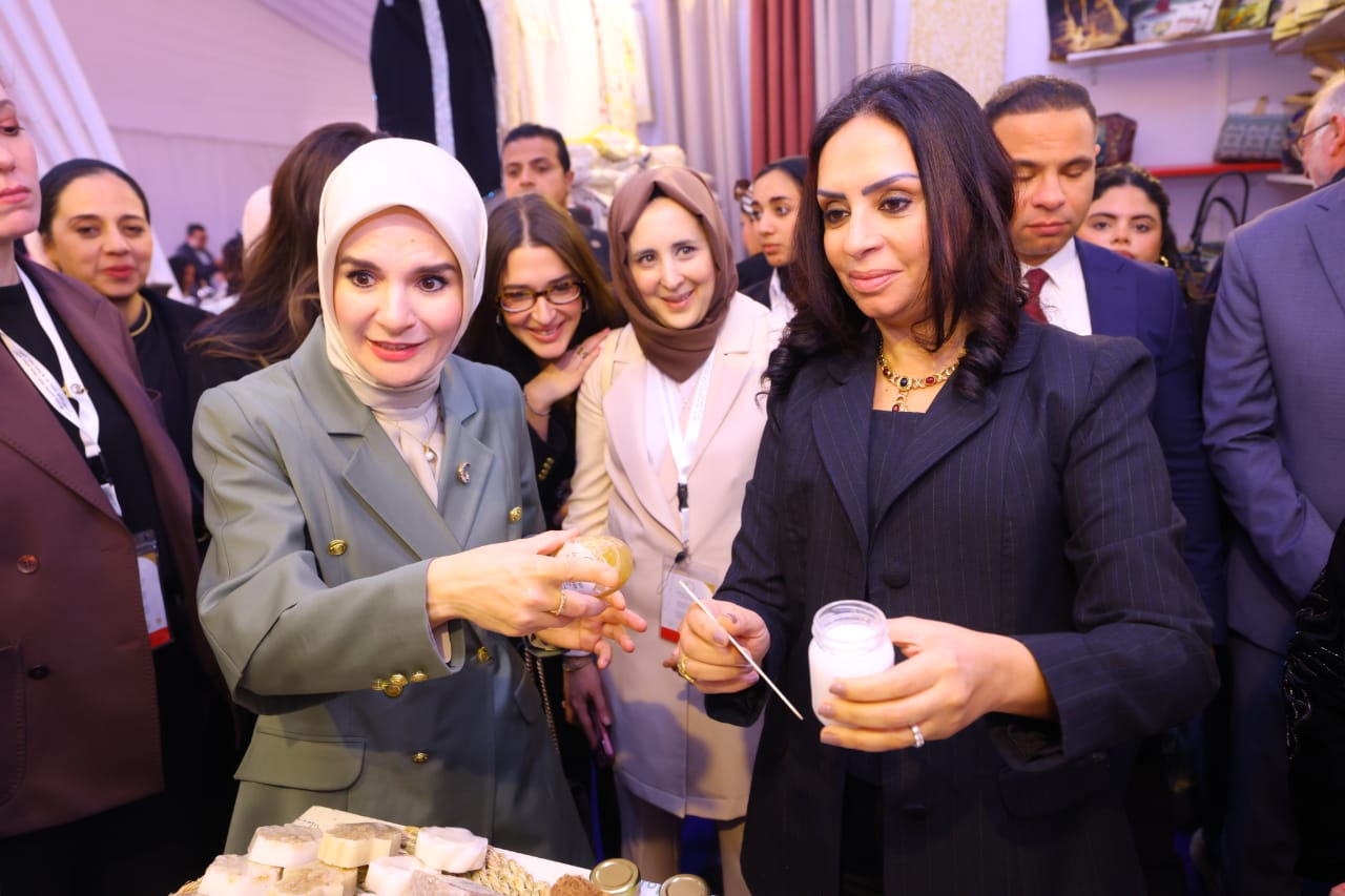 وزيرة التضامن الاجتماعي ووزيرة الأسرة والخدمات الاجتماعية التركية تتفقدان معرض "ديارنا للحرف اليدوية والتراثية" بمركز "سيتي ستارز التجاري" بمدينة نصر