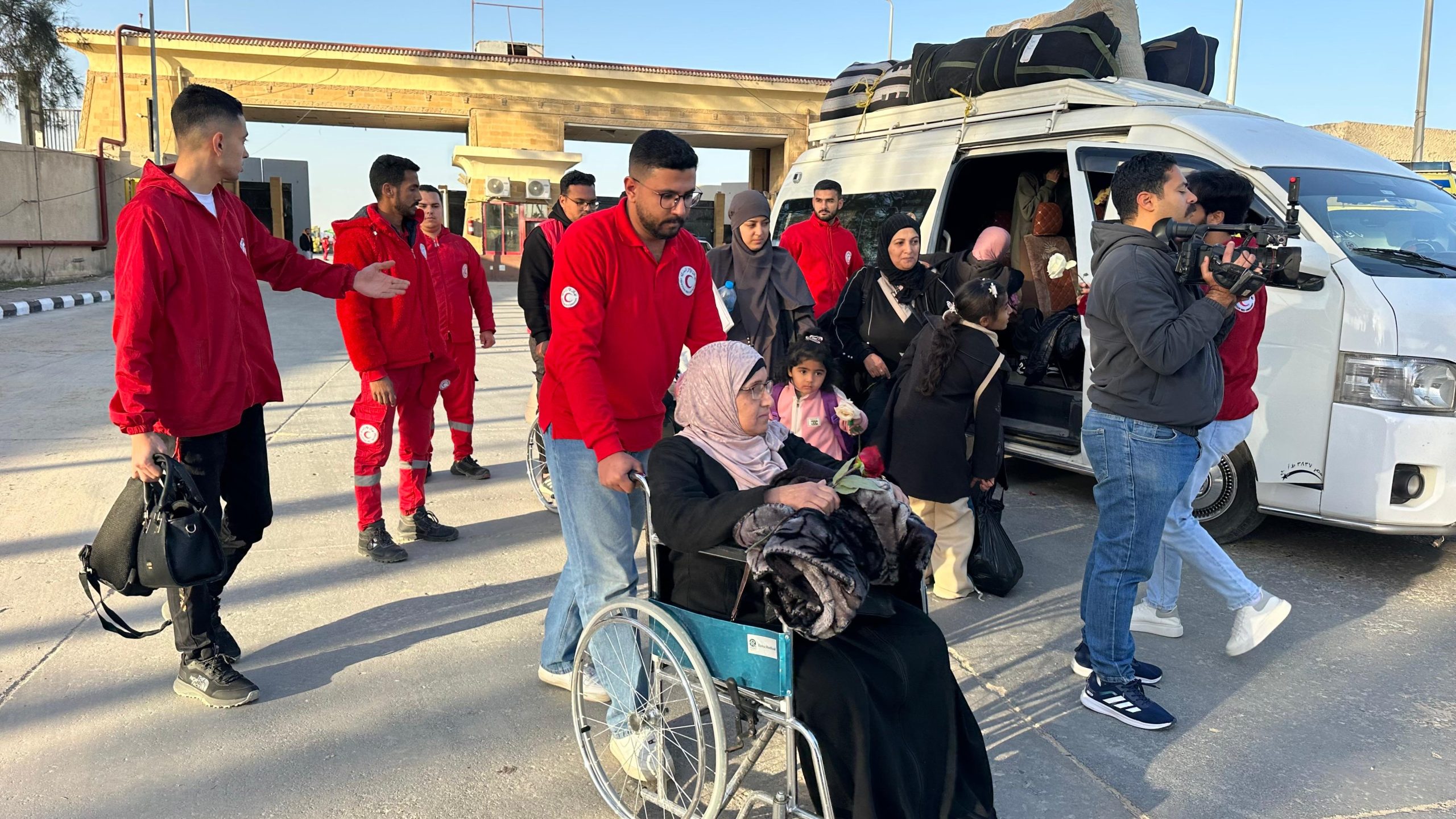 وزيرة التضامن الاجتماعي تتابع جهود الهلال الأحمر المصري الإنسانية بمعبر رفح بالتزامن مع بدء التشغيل الرسمي للمعبر من الجانب الفلسطيني