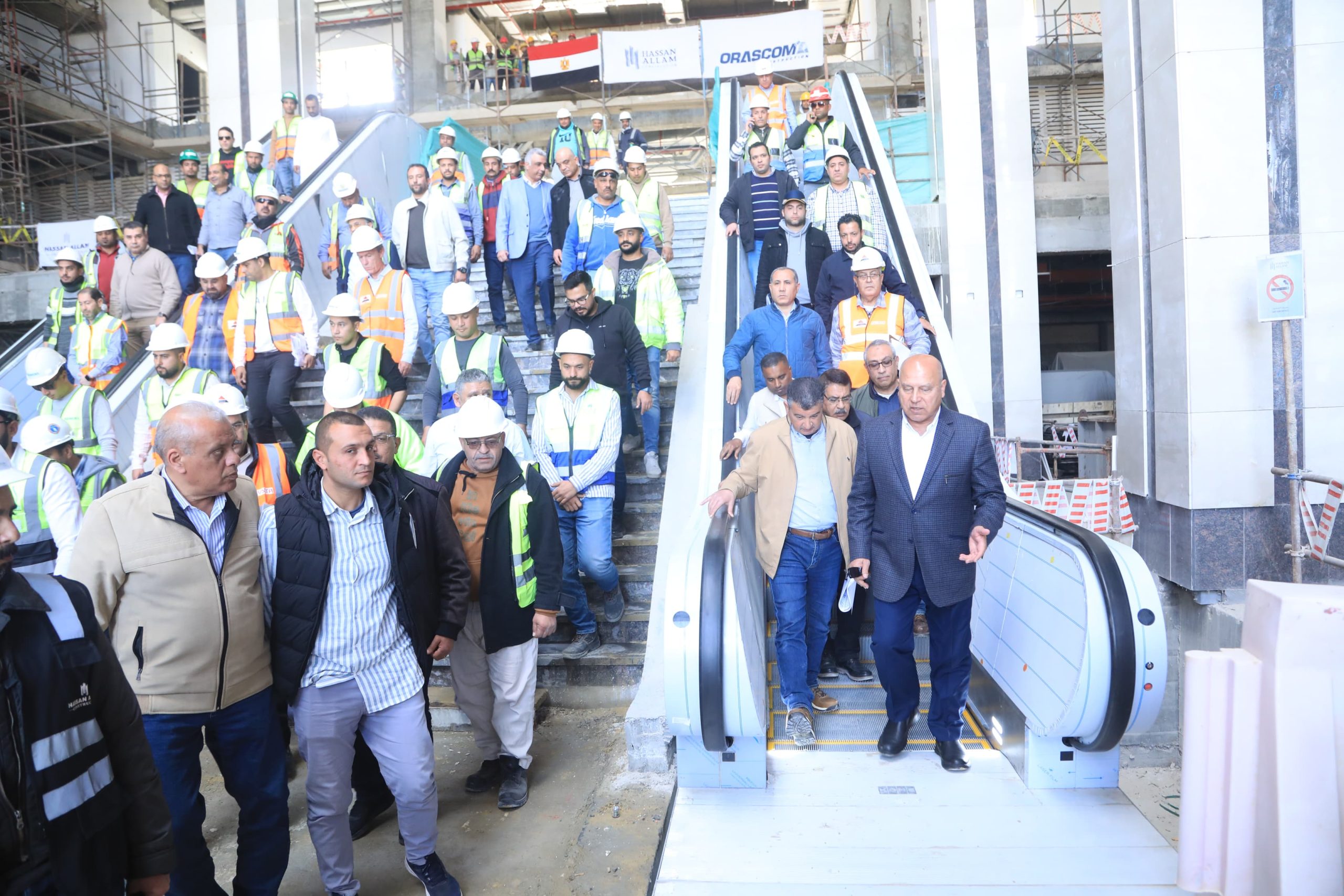 وزير الصناعة والنقل يتفقد مواقع العمل بالخط الأول من شبكة القطار الكهربائي في المسافة من العلمين حتى الإسكندرية 