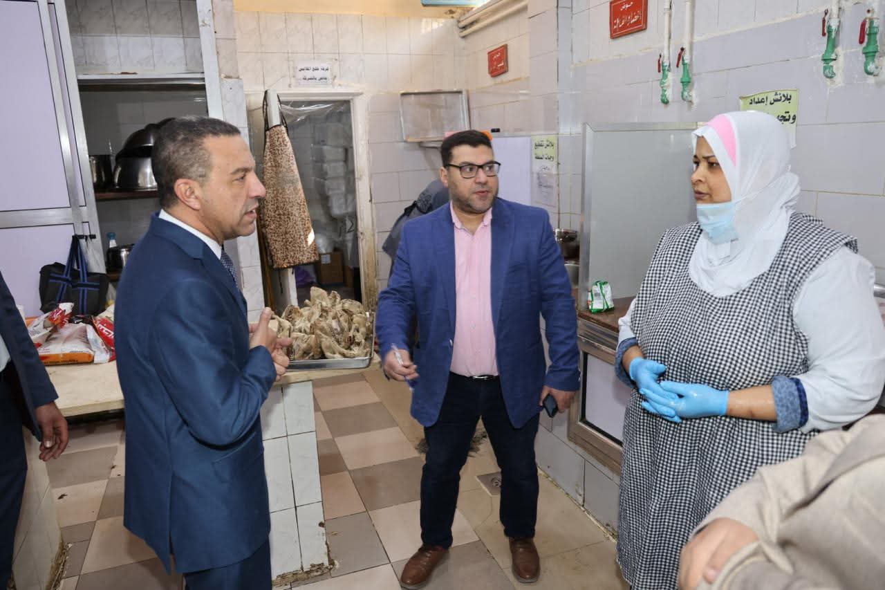 جولة مفاجئة لمحافظ المنوفية بمستشفى بركة السبع.. إحالة 17 موظفًا للتحقيق بسبب الغياب