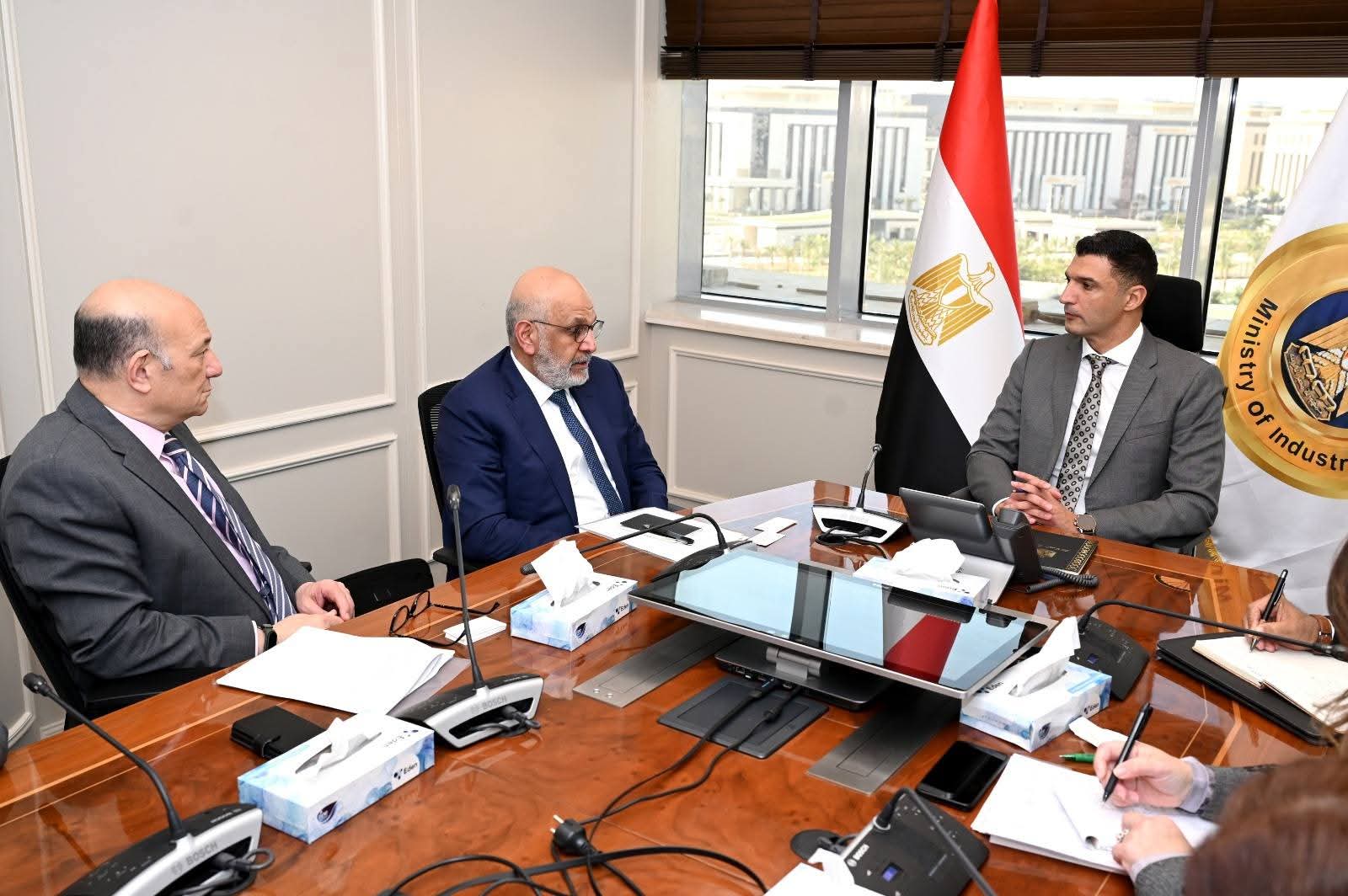 وزير الصناعة يبحث مع المدير التنفيذي لمجموعة الدول العربية في البنك الدولي سبل تعزيز التعاون بين مصر والبنك الدولي في مجال الصناعة والبنية التحتية للمناطق الصناعية