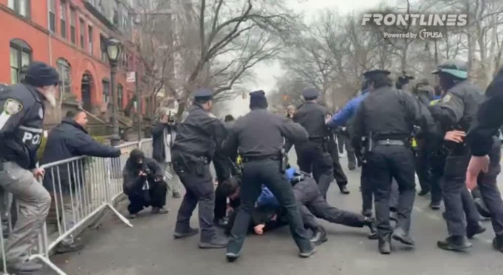 اعتقال ثلاثة أشخاص في نيويورك بعد إلقاء عبوات ناسفة خلال احتجاجات أمام مقر عمدة المدينة