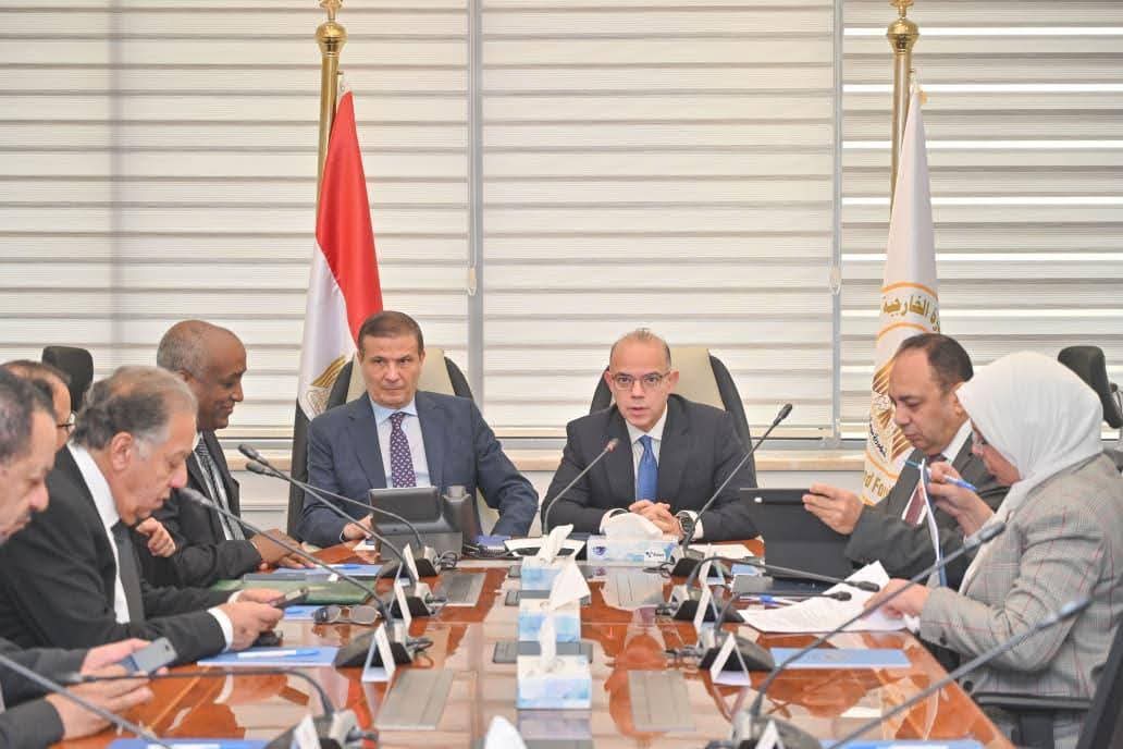 وزيرا الاستثمار والتجارة الخارجية والزراعة يعقدان اجتماعًا لبحث آليات تعزيز التواجد الاستثماري والتجاري المصري في أفريقيا