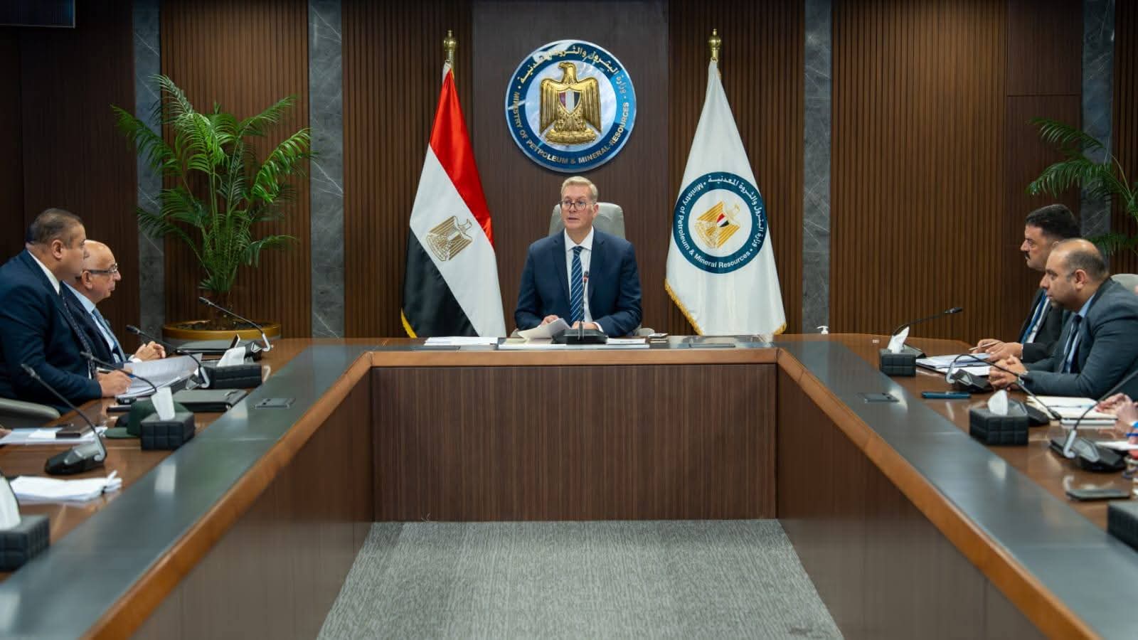 عقب موافقة مجلس الوزراء.. وزير البترول والثروة المعدنية يبحث تنفيذ المسح الجوي الشامل للمعادن في مصر