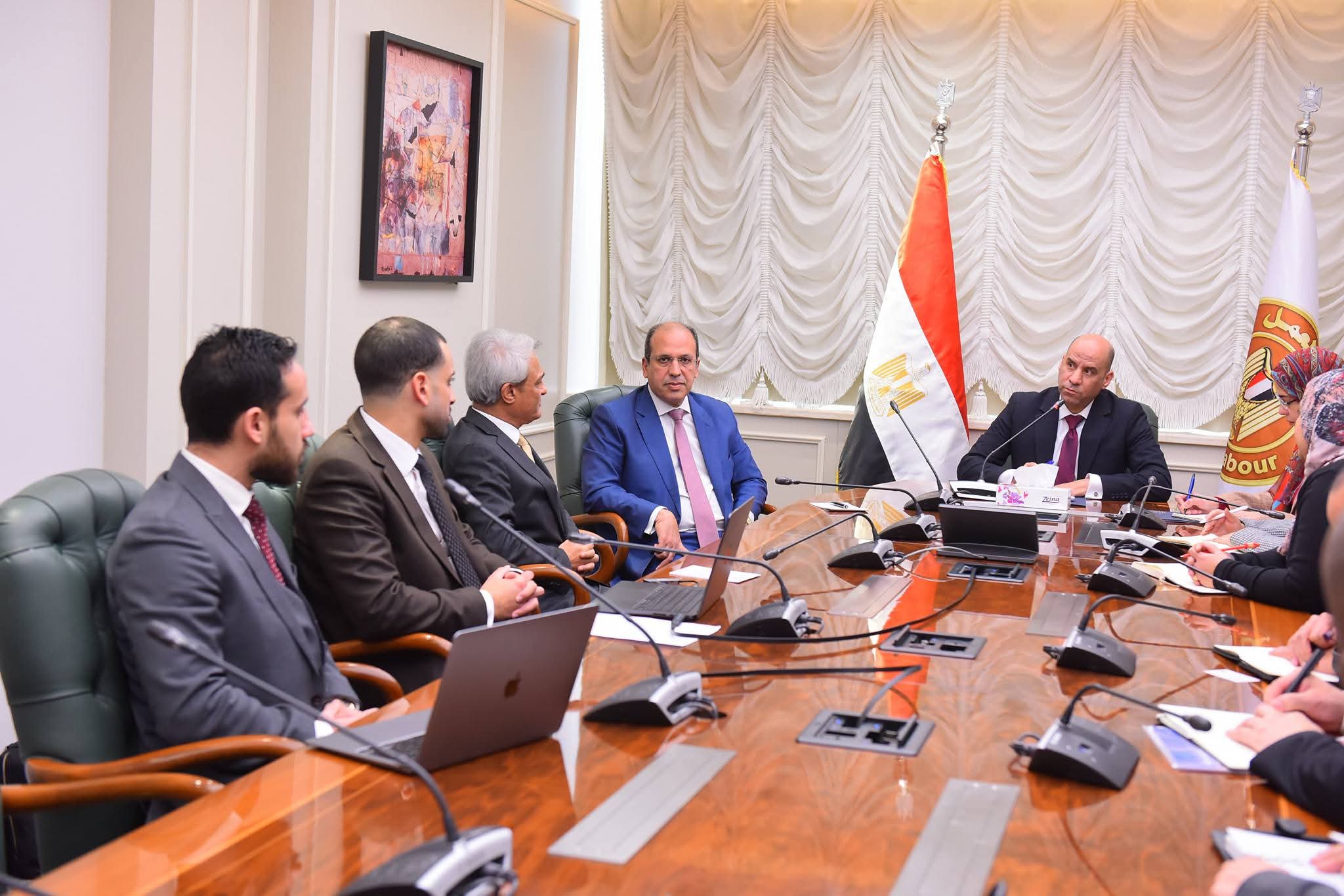 وزير العمل يستمع إلى خبير دولي حول تجارب عالمية لإطلاق منصة وطنية لتأهيل الشباب لسوق العمل العالمي