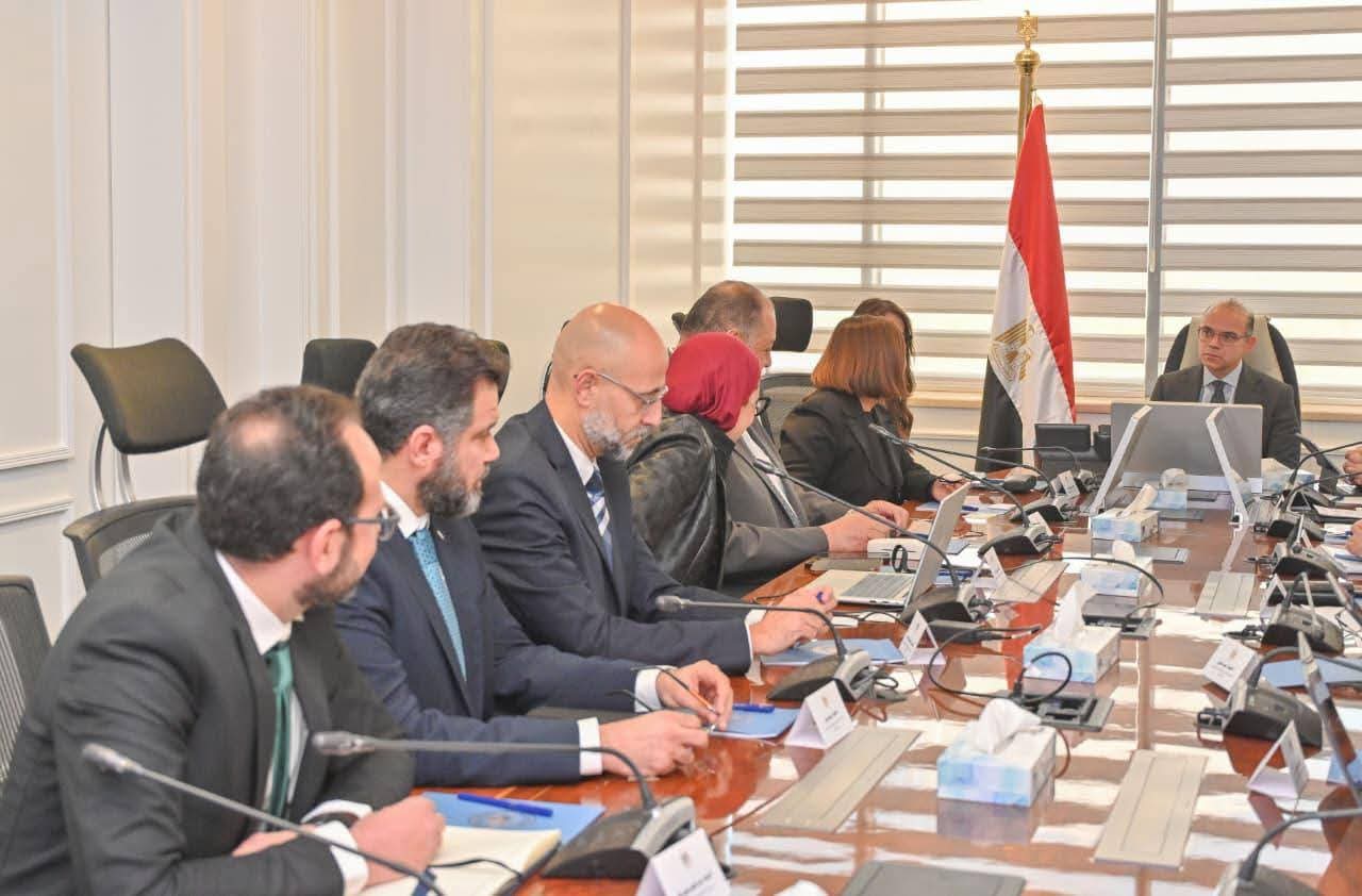 وزير الاستثمار والتجارة الخارجية يبحث مع العضو المنتدب لشركة «جنرال موتورز» خططها التوسعية وجهود الدولة لتوطين صناعة السيارات