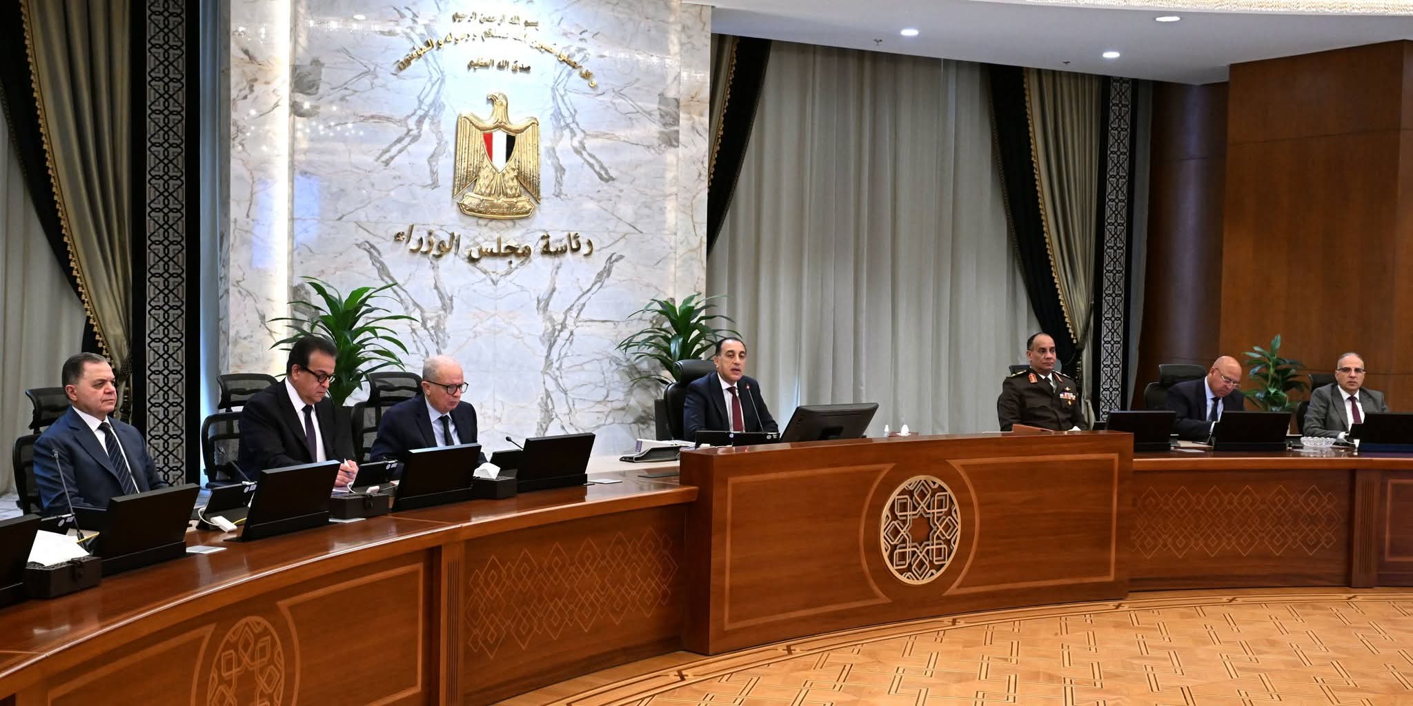 الحكومة تدرس تطبيق العمل عن بعد يوماً أو يومين أسبوعياً للحفاظ على الكفاءة وترشيد الموارد