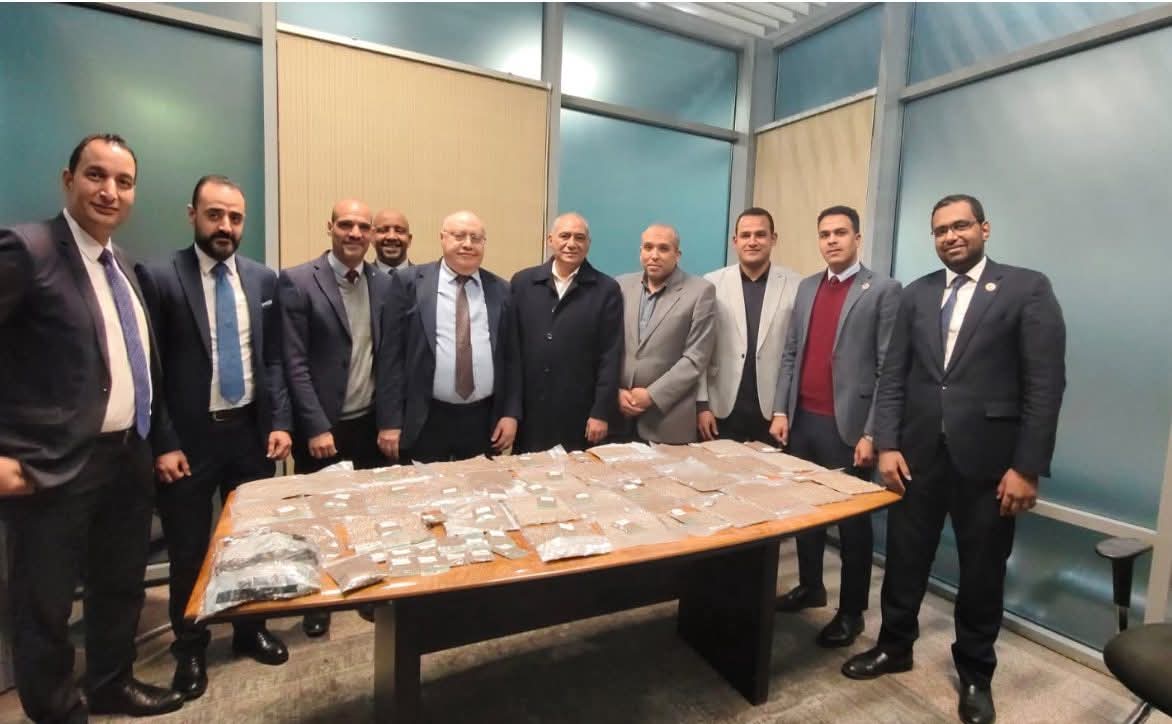 جمارك مطار القاهرة تُحبط أخطر محاولة تهريب مخدرات وتضبط أكثر من 400 ألف بذرة ماريجوانا