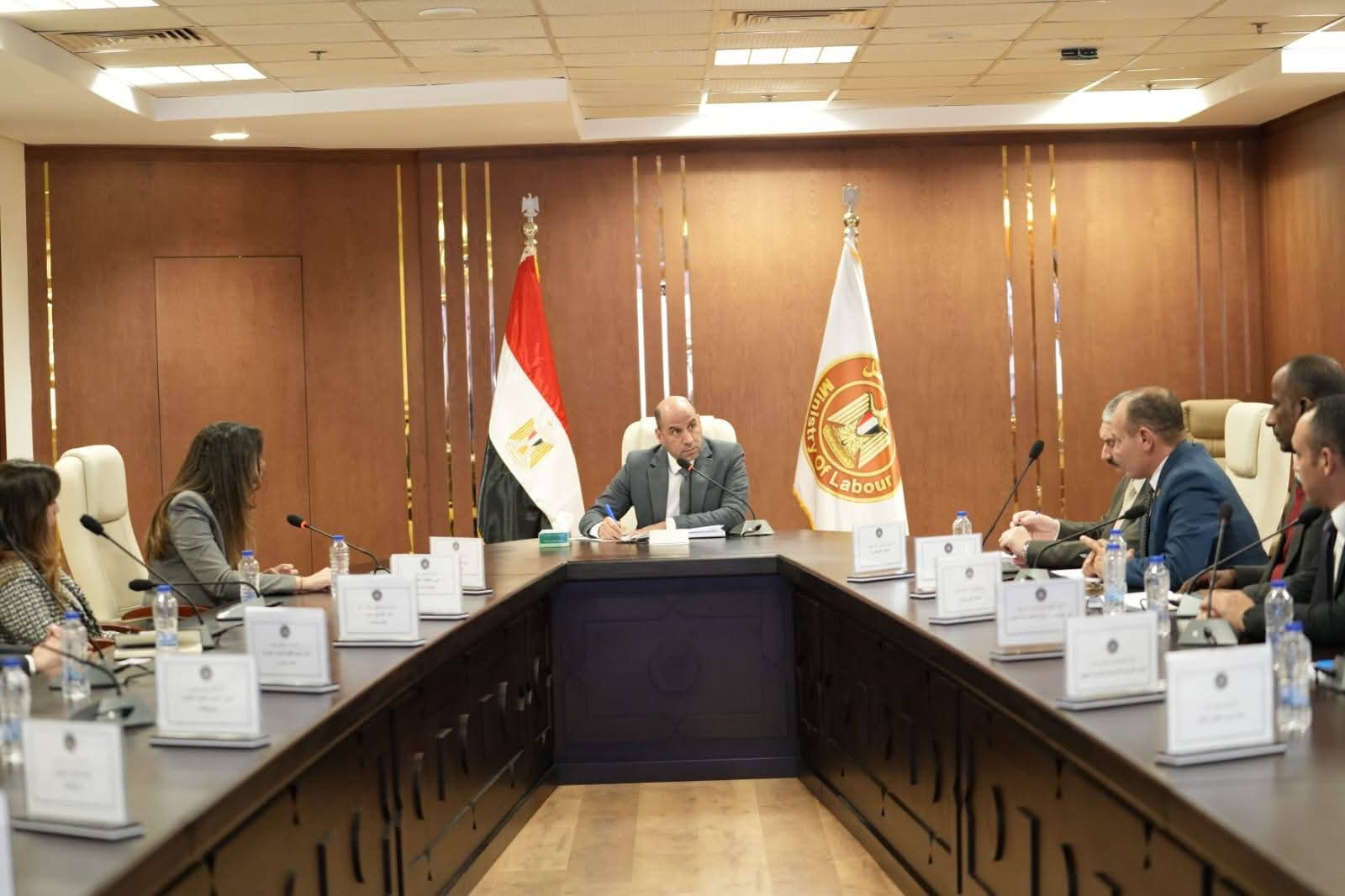 العمل تبحث تنظيم قطاع توصيل الطلبات وتوسيع الحماية الاجتماعية للعاملين