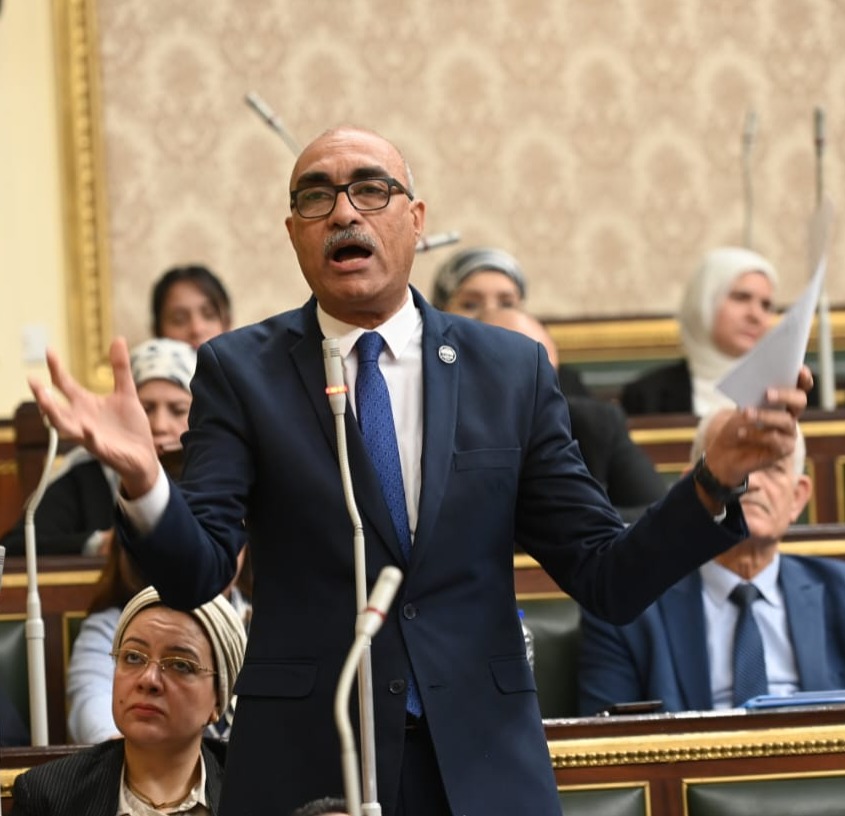ايهاب منصور : الناس مطحونة والحكومة تستغل الفرص للزيادة الطبقات بقت طبقة واحدة