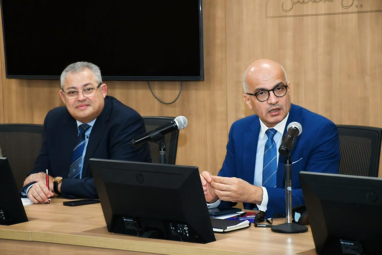 رئيس جامعة عين شمس يستقبل خريجي الدفعة الأولى من "جامعة هارفارد" لبحث سبل التطوير المؤسسي