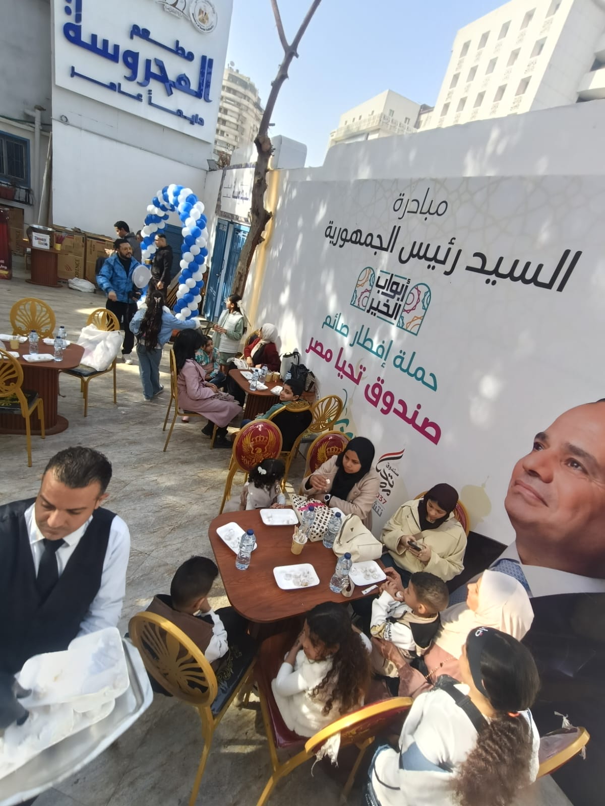 نقاط الإطعام توزع كعك العيد على المترددين عليها في مختلف محافظات الجمهورية