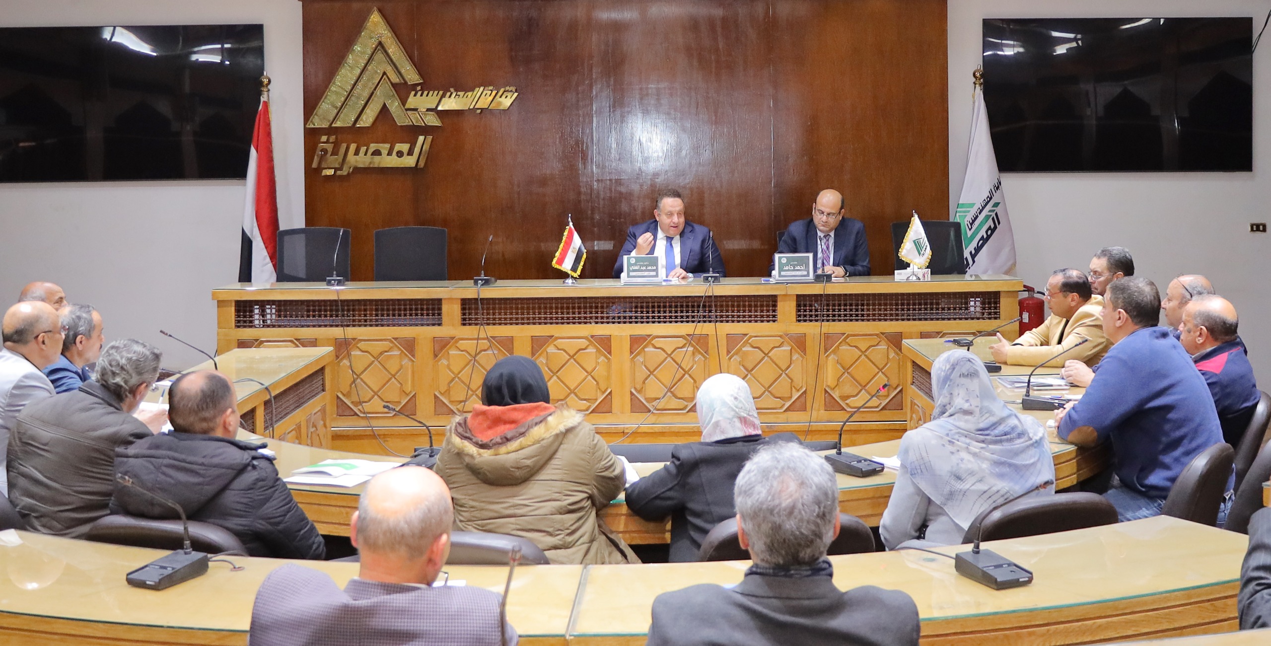 الدكتور محمد عبد الغني يلتقي مديري الإدارات بالنقابة العامة