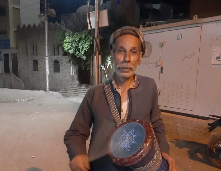 رحيل "مسحراتي المحبة".. سوهاج تودع العم ويليام أول مسحراتي مسيحي أثناء أداء مهمته في رمضان ​سوهاج