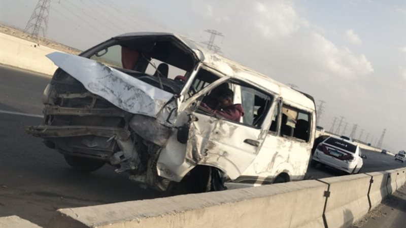 إصابة 14 شخصًا في انقلاب ميكروباص بالطريق الصحراوي الغربي في قنا
