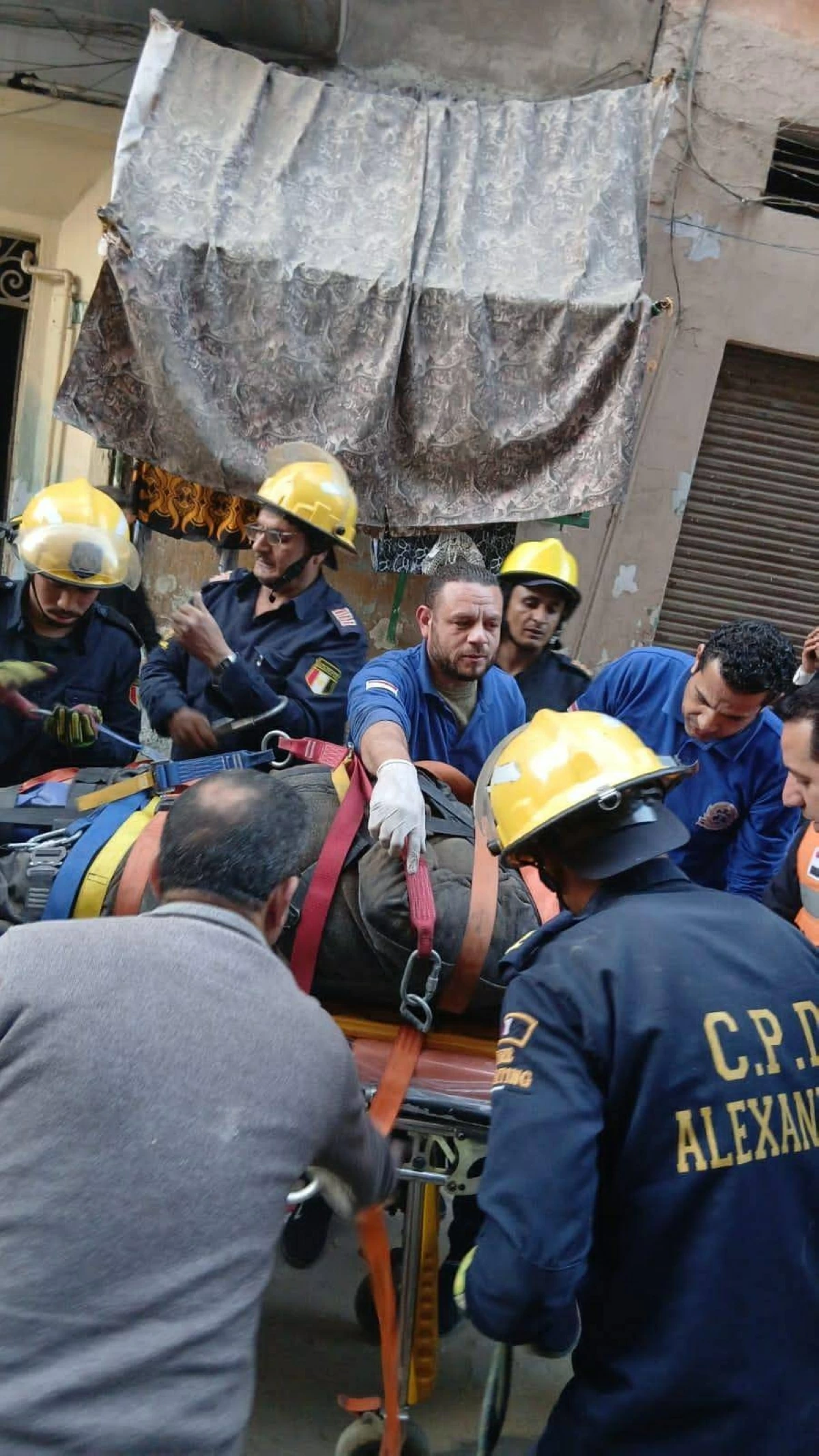 انهيار عقار بالإسكندرية.. إنقاذ مصابين من تحت الأنقاض في اللحظات الأخيرة