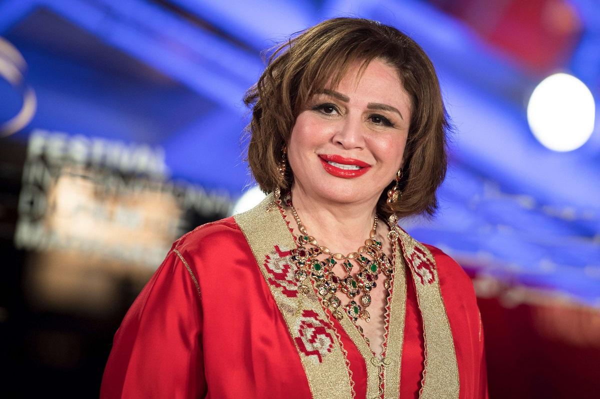 إلهام شاهين سعيدة بتكريمها في افتتاح مهرجان عنابة بالجزائر