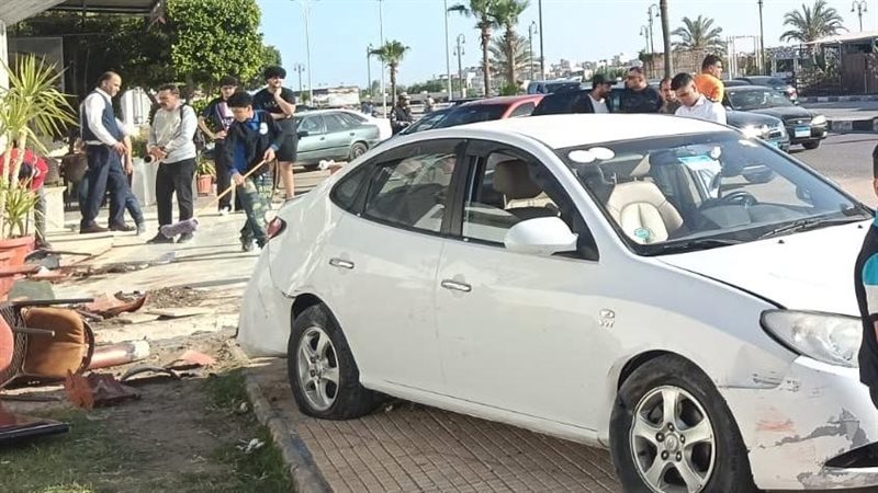 سيارة تقتحم مطعمًا بالإسماعيلية وتُصيب زوجة مالكه