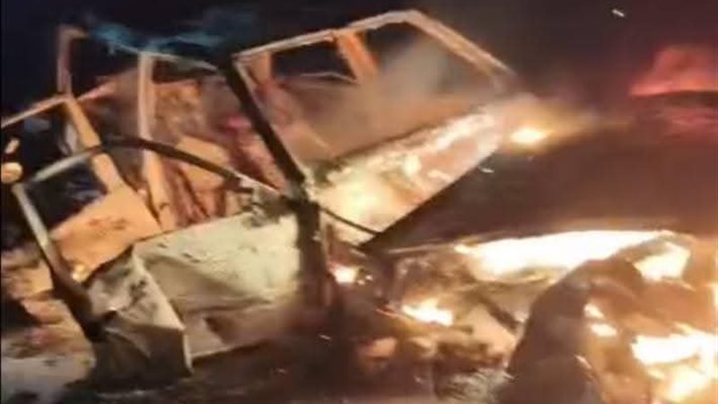 النيران تلتهم سيارة على طريق القاهرة–السويس.. ونهاية مأساوية لقائدها