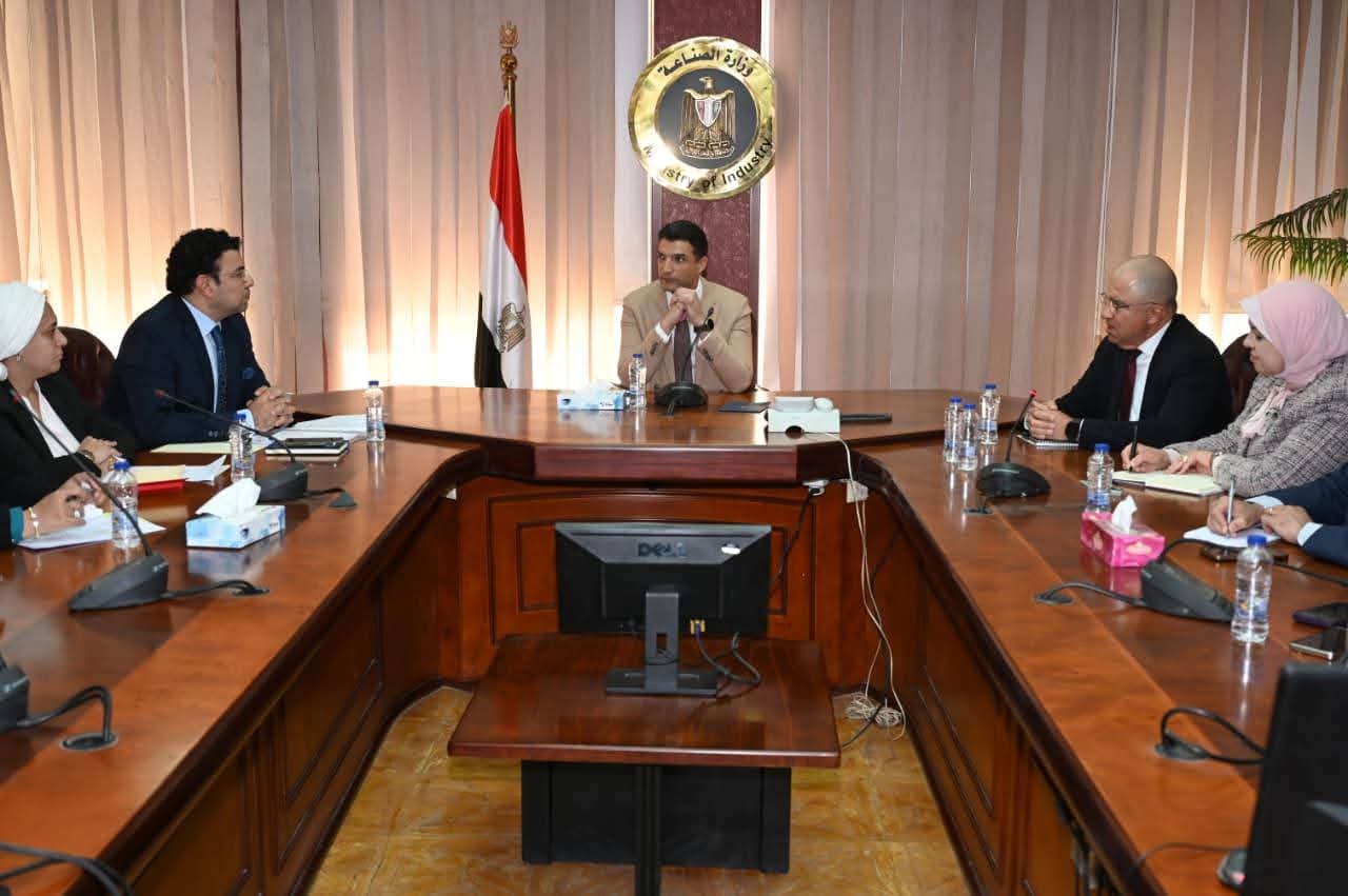 وزير الصناعة يبحث مع اتحاد الصناعات المصرية وغرفة صناعة الحرف اليدوية سبل النهوض بالصناعات الحرفية والتراثية وزيادة تنافسيتها بالأسواق الخارجية