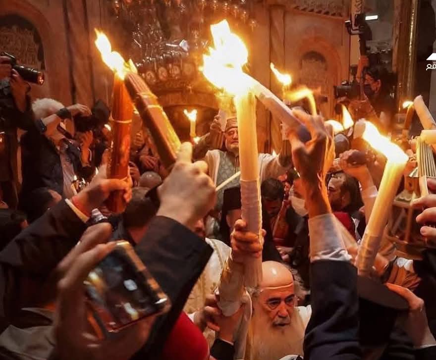 مشهد مهيب داخل كنيسة القيامة.. إشعال النور المقدس يحيي القلوب
